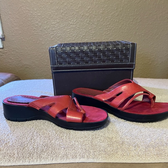 Bare Traps Red Sandals - Picture 3 of 10